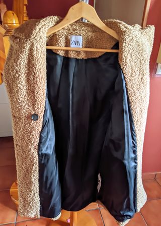 Abrigo marrón Zara tipo borreguito.