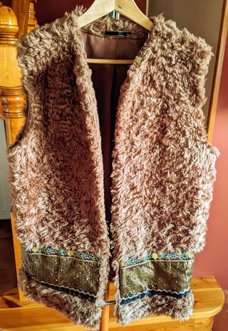 Chaleco étnico (pelo/abalorios)