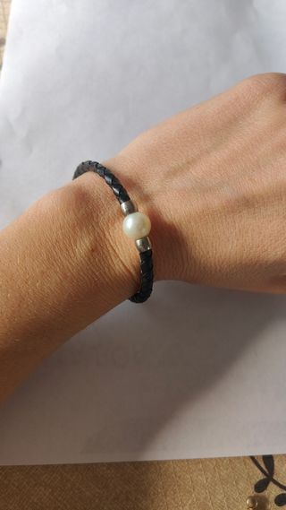 Pulsera imitación cuero y perla 