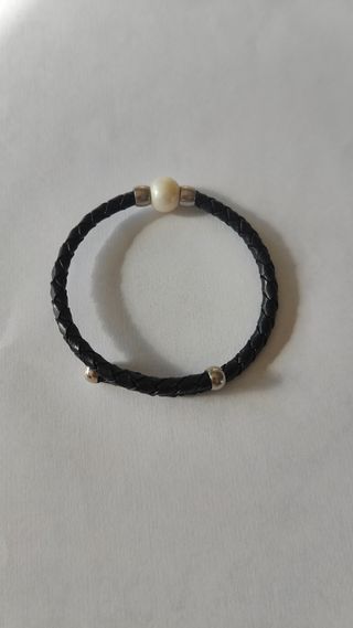 Pulsera imitación cuero y perla 
