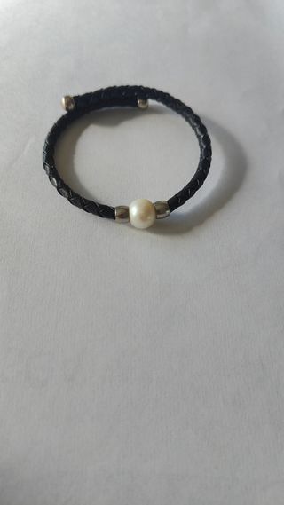 Pulsera imitación cuero y perla 