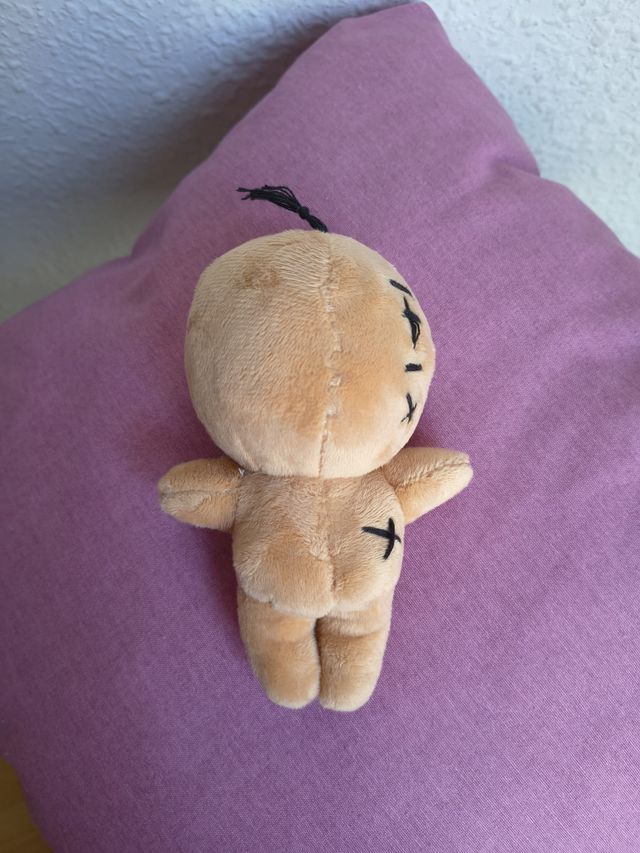 MUÑECO VUDU CON DETALLES BORDADOS Y EXPOSITOR 