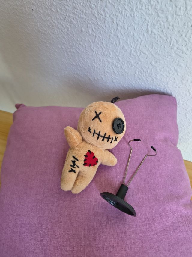 MUÑECO VUDU CON DETALLES BORDADOS Y EXPOSITOR 