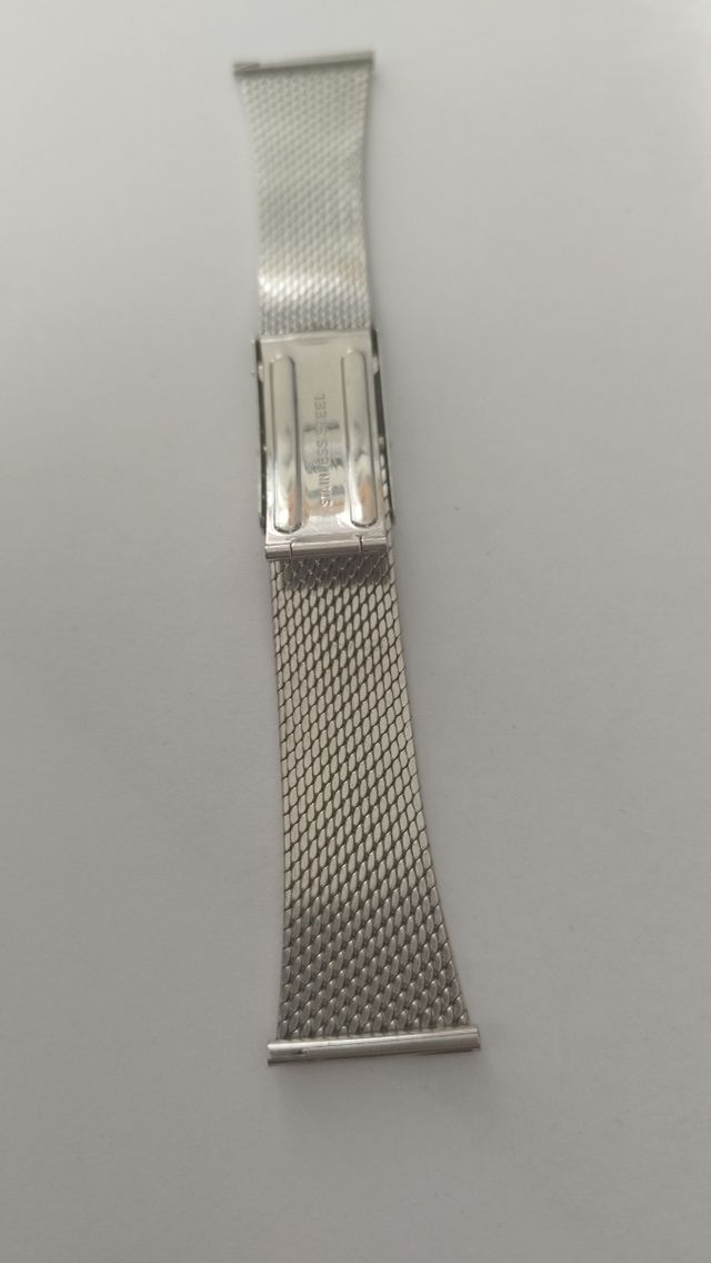 Brazalete de acero de malla fuerte de 24mm.