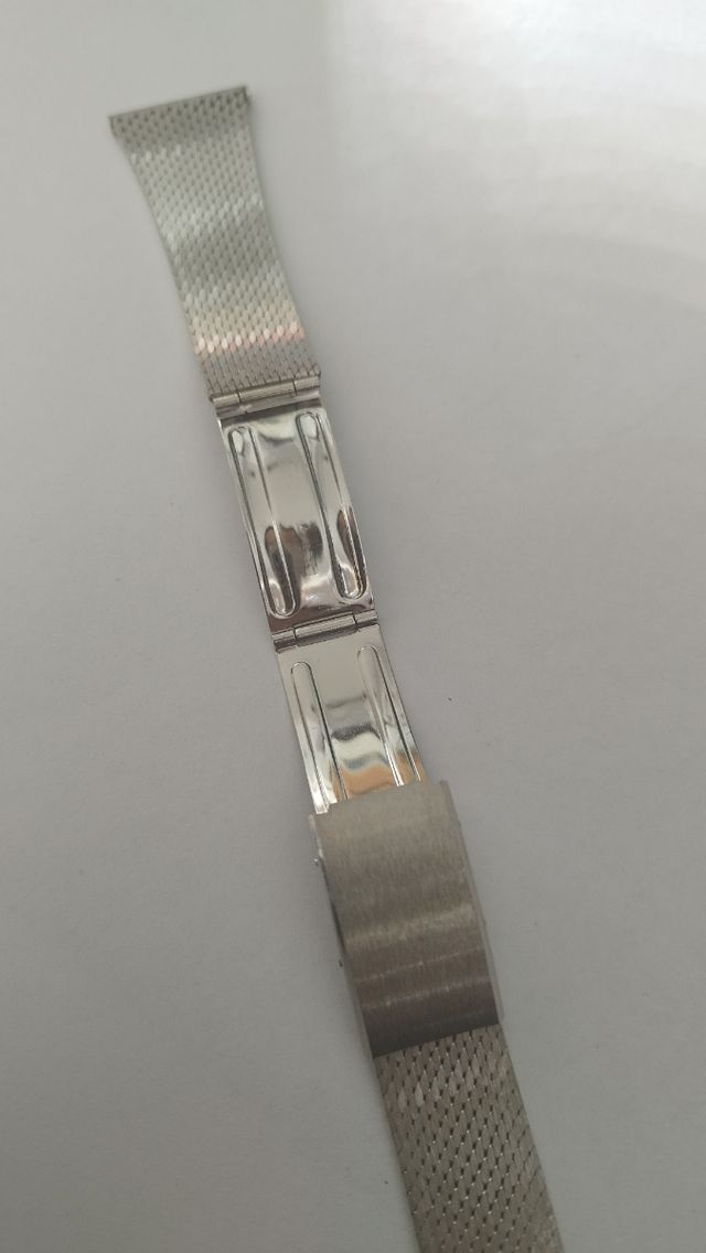 Brazalete de acero de malla fuerte de 24mm.