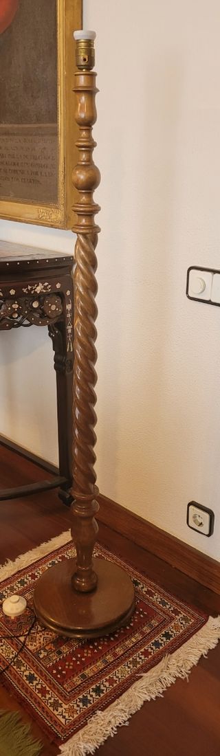 Antigüedad. Pie de lámpara en madera de castaño 