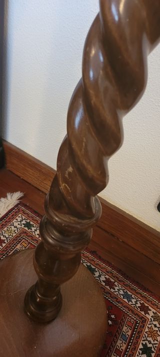 Antigüedad. Pie de lámpara en madera de castaño 