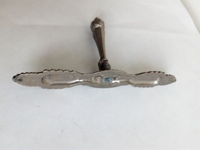 TIRADOR DE METAL PLATEADO ANTIGUO