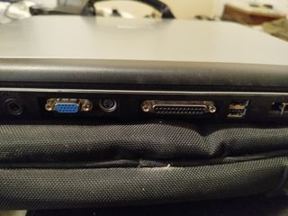 Ordenador portátil Toshiba, cable y mochila