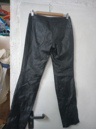 Pantalón piel negro Mango talla 38
