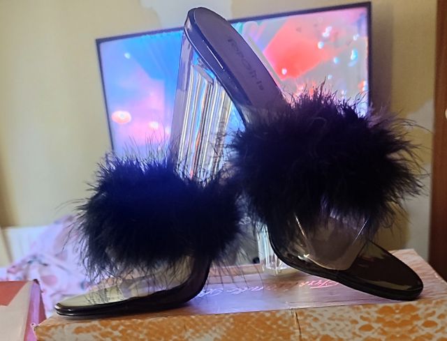 Sandalias plumas tacón alto transparente .