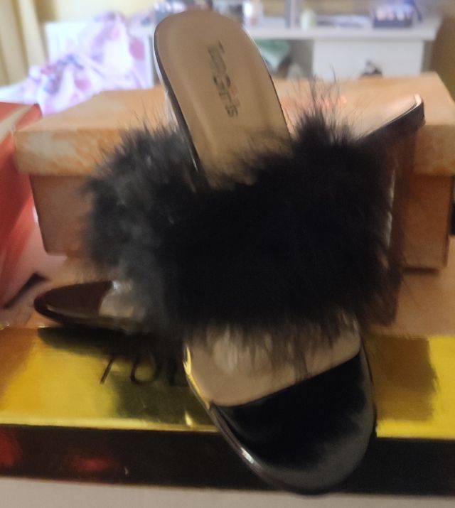 Sandalias plumas tacón alto transparente .