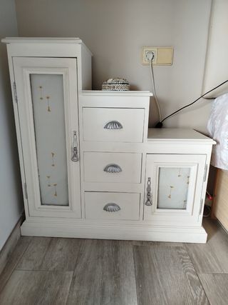 Mueble de pino de tres alturas 