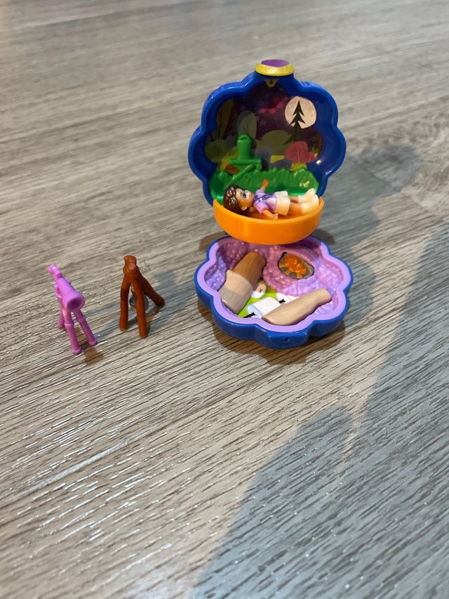 Polly Pocket de acampada en mini cofre