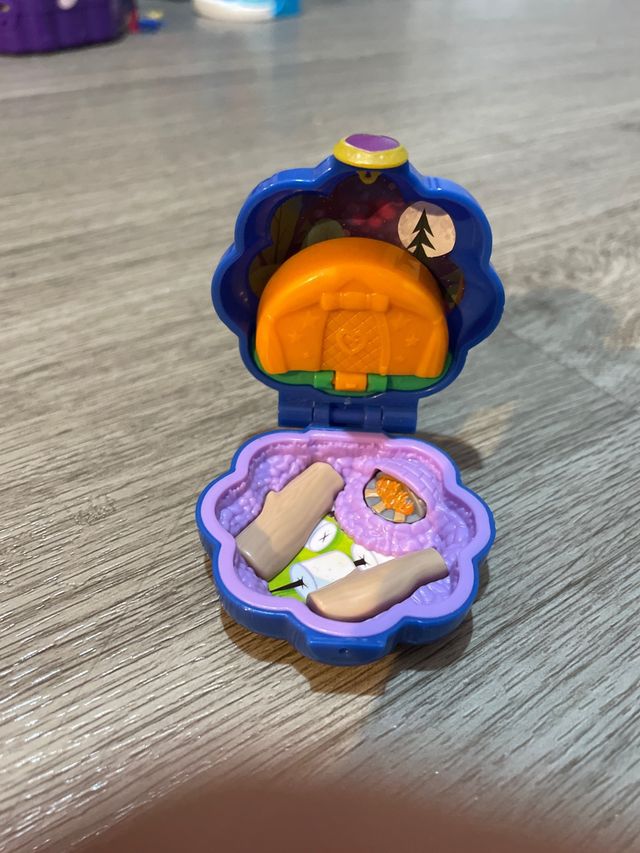 Polly Pocket de acampada en mini cofre