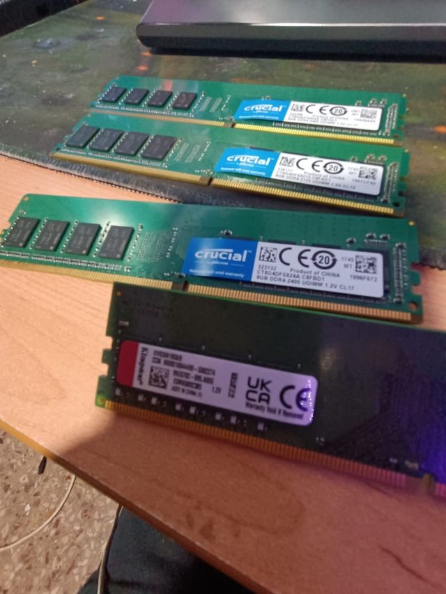 24Gb de RAM ( 3 RAM de 8 GB )