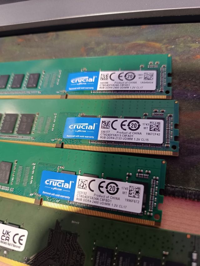 24Gb de RAM ( 3 RAM de 8 GB )