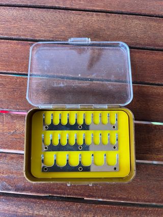 Caja para 27 moscas de pesca