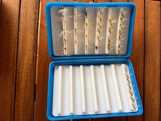 Caja con 37 moscas de pesca