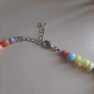 Collana colorata con coralli in vetro e plastica