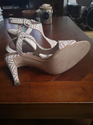 Sandalia de tacón