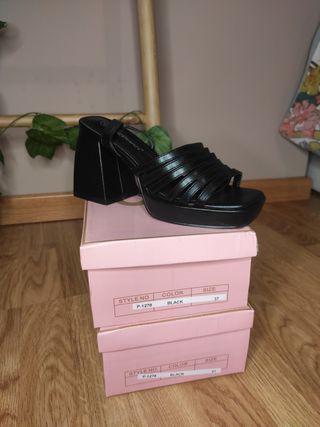 Sandalias negras, varios números 
