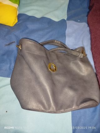 Bolso Tous tiene las cremalleras rotas