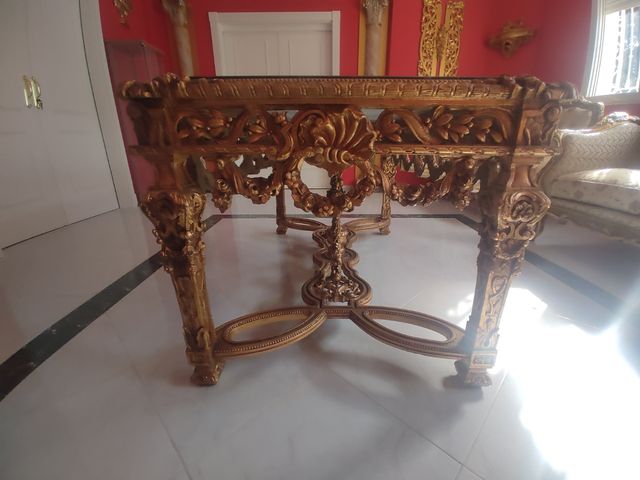 Mesa clásica estilo barroco.