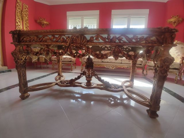 Mesa clásica estilo barroco.