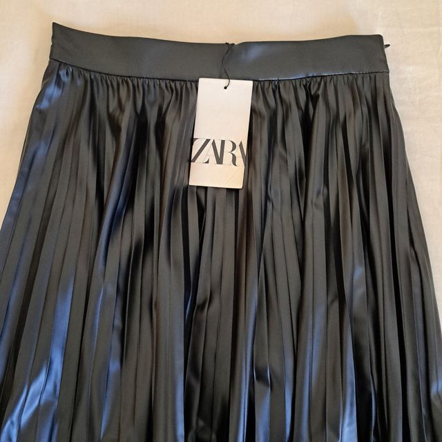 Falda Midi Plisada Negra Zara