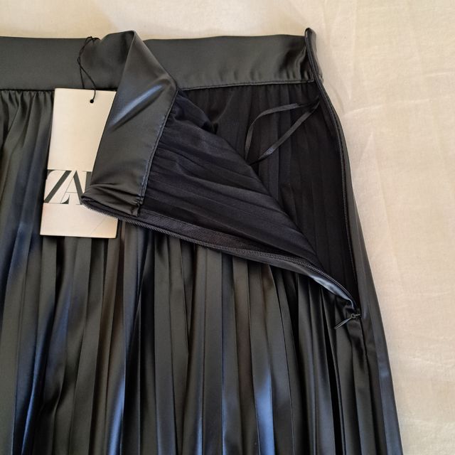 Falda Midi Plisada Negra Zara