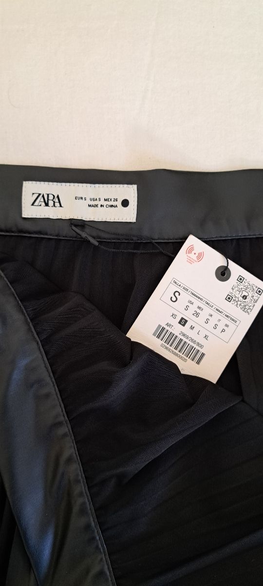 Falda Midi Plisada Negra Zara
