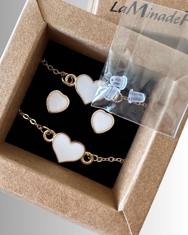 Set de bisutería con corazones blancos