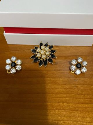 Pack pendientes de diamantes y broche de perlas