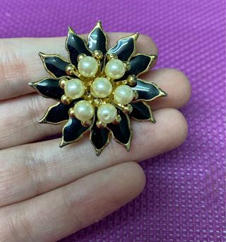 Pack pendientes de diamantes y broche de perlas