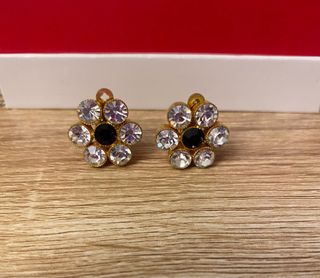 Pack pendientes de diamantes y broche de perlas