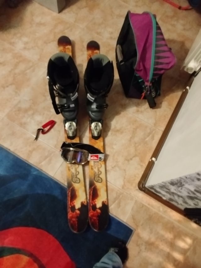 Esquís, botas y gafas