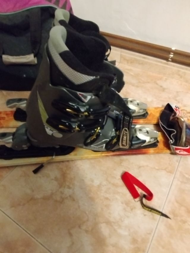 Esquís, botas y gafas