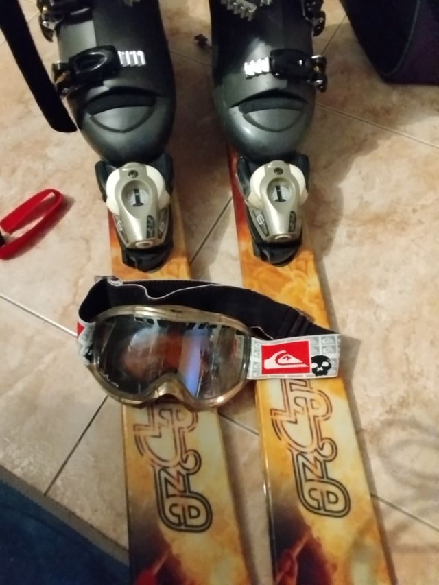 Esquís, botas y gafas