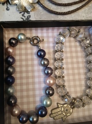 Dos pulseras 
