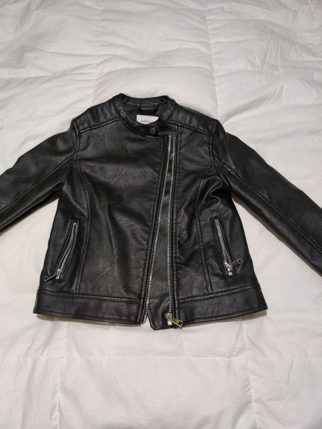 Cazadora negra talla 7-8 años