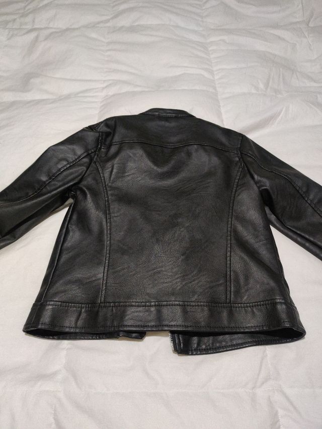 Cazadora negra talla 7-8 años