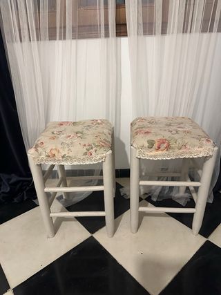Dos taburetes rusticos vintage