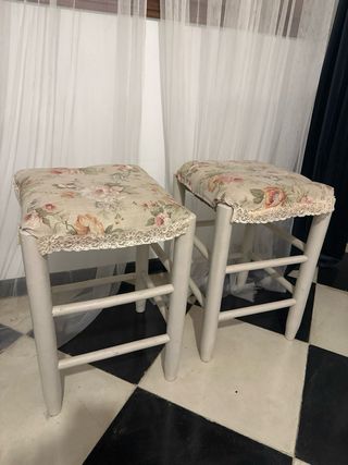 Dos taburetes rusticos vintage
