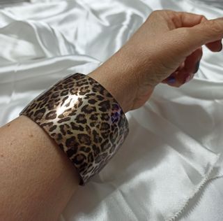 Bracciale largo a motivo animalier