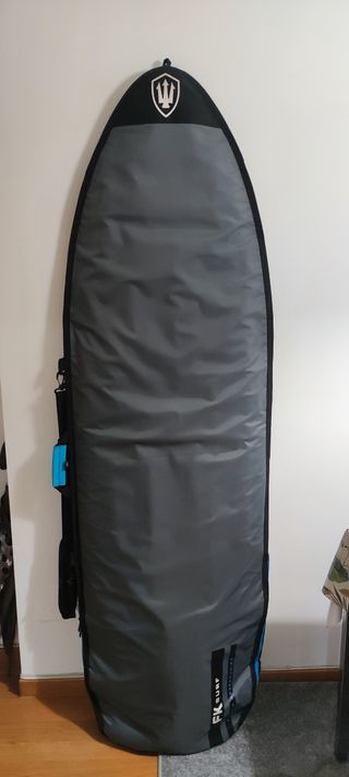 Tabla de surf con funda e invento