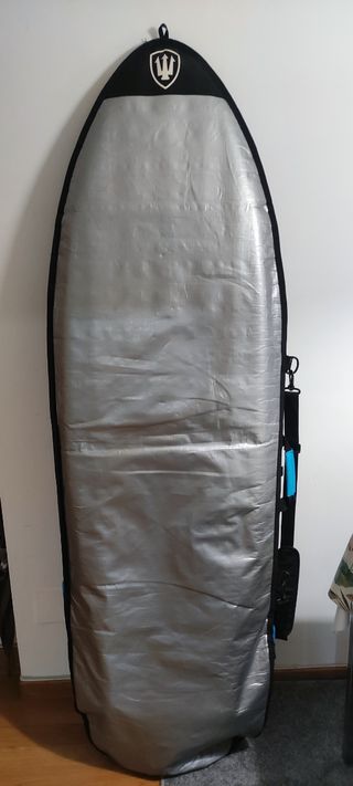 Tabla de surf con funda e invento