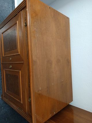Mueble estantería de madera noble