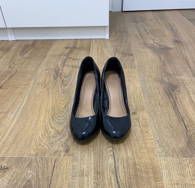 Zapatos de tacón de charol negro