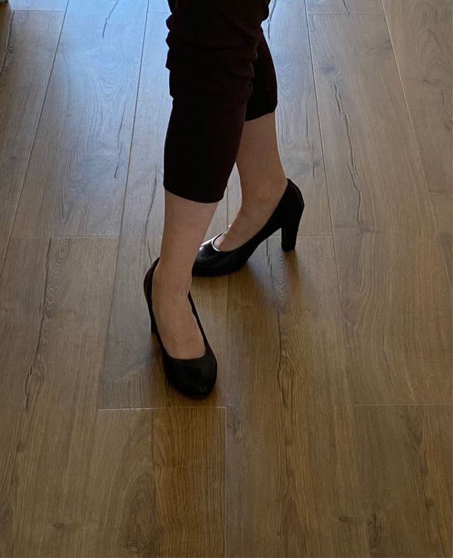 Zapatos de tacón de charol negro